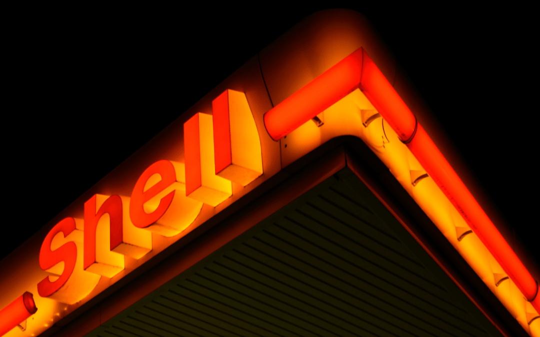 Shell vuelve al petróleo y enfrenta la presión del mercado y los objetivos climáticos.